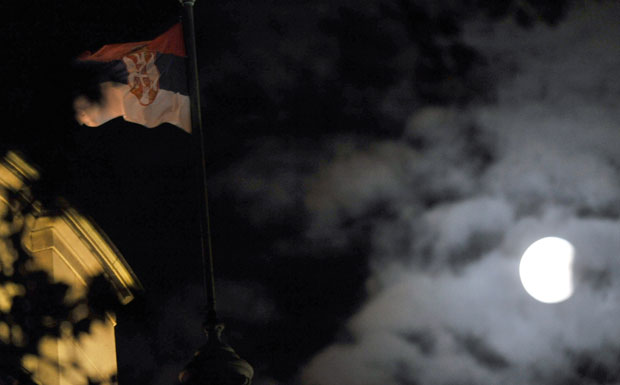 НЕБЕСКИ СПЕКТАКЛ: Људи широм света посматрају потпуно помрачење Месеца; Ово су веровања везана за овај феномен(ВИДЕО)