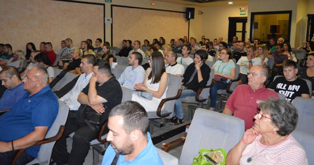 ДЕЦА СУ НАЈРАЊИВИЈЕ ЖРТВЕ СЕКТИ, ЛОВЦИ НА ДУШЕ АКТИВНИ: Ево како да препознате човека који је под контролом култа