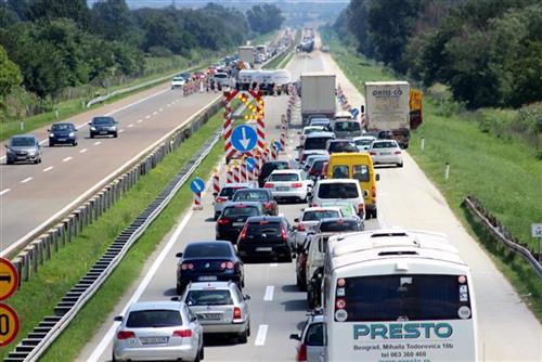 СЛИО СЕ ОГРОМАН ТАЛАС ПУТНИКА: Километарске колоне на граничним прелазима