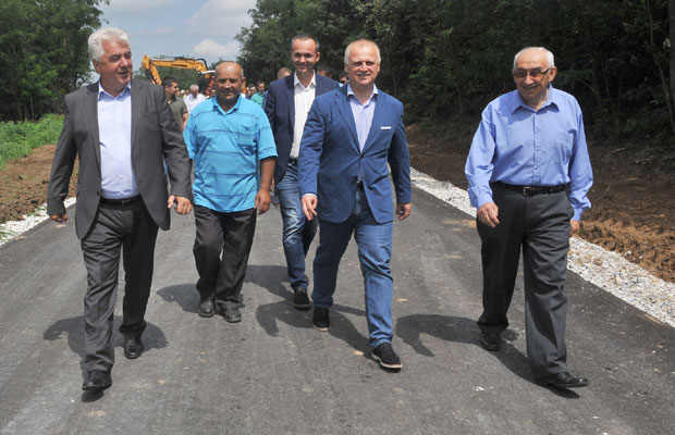 Асфалтирање пута који повезује три београдске општине
