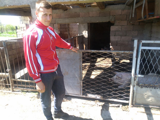 МЛАДОМ ДОМАЋИНУ НЕДОСТАЈЕ ТРАКТОР: Милош Рајковић остао на прадедовском имању код Липљана