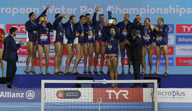 СПЕКТАКЛ У БЕОГРАДУ: Ватерполисти и Олга Даниловић у понедељак на балкону Скупштине