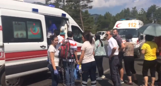 Судар аутобуса с кинеским туристима и 2 аутомобила, двоје мртвих, 30 повређен (ВИДЕО)