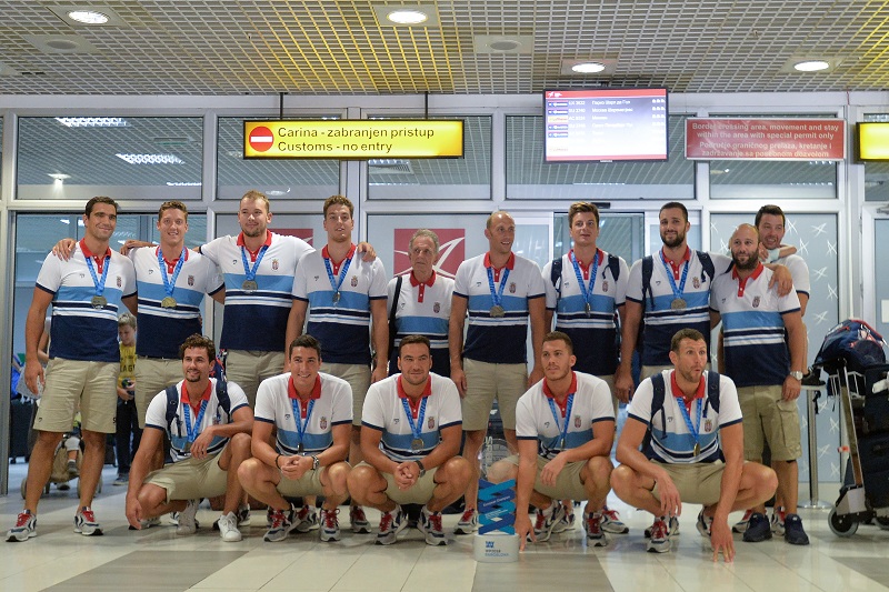 СТИГЛИ ЗЛАТНИ “ДЕЛФИНИ”: Водени лук и овације за ватерполисте на аеродрому (ФОТО+ВИДЕО)
