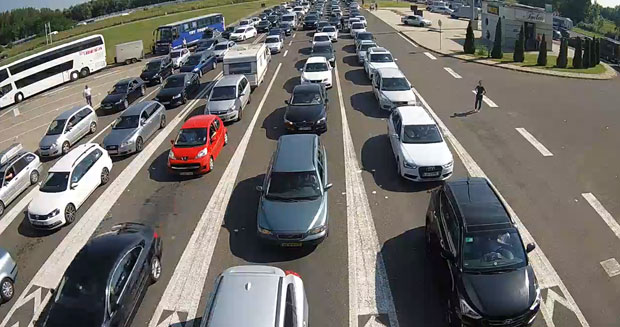 КОЛАПС НА ГРАНИЧНИМ ПРЕЛАЗИМА: На Батровцима сат и по, на Прешеву два сата чекања