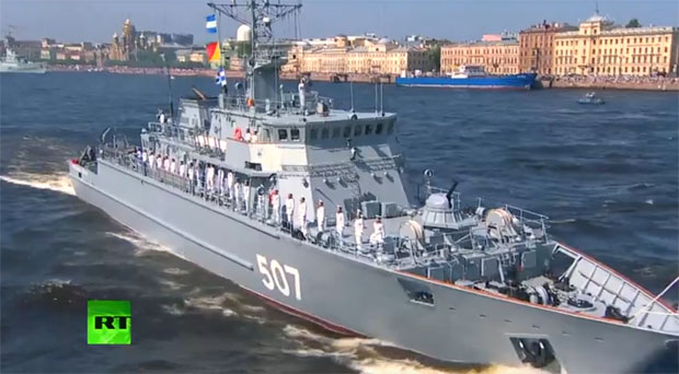 ПУТИН НА ПАРАДИ РАТНЕ МОРНАРИЦЕ: Руска флота је неустрашива и непобедива, добија 26 нових бродова (ВИДЕО)