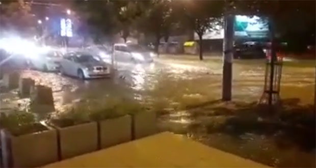 ЈАКО НЕВРЕМЕ У БЕОГРАДУ: Потоп у улици Војислава Илића (ВИДЕО)