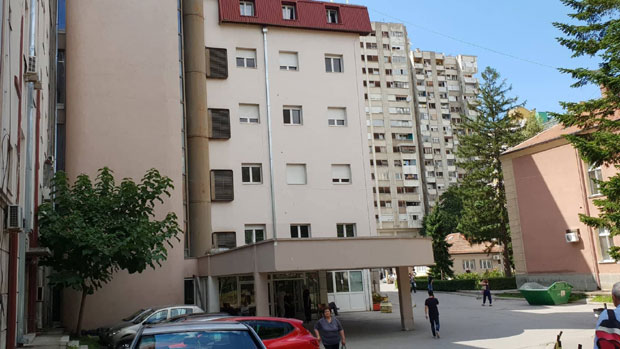 ОБНОВА ЧЕКАЛА ДЕЦЕНИЈУ: Реконструкција старе зграде хирургије у Нишу траје дуже од месец дана