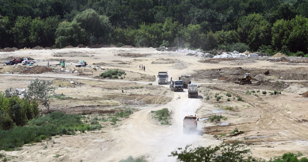 Шуму затрли песком и шутом