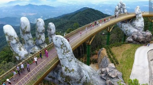Вијетнам:Златни мост на 1.400м висине који држе огромне руке

