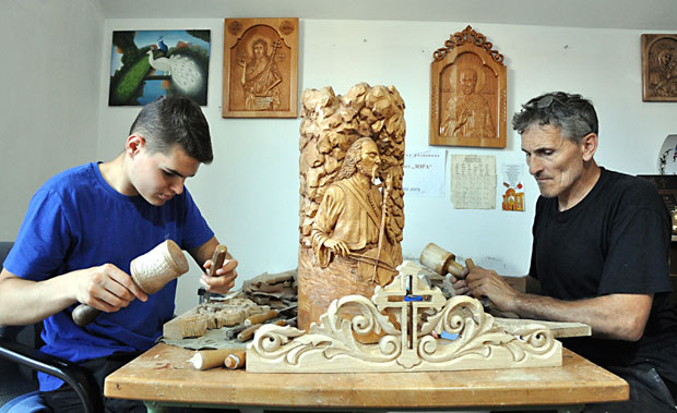 МАЈСТОРИЈЕ У ДУБОРЕЗУ: Момчило Вуковић (56) из Патковаче код Бијељине већ годинама израђује савршена дела