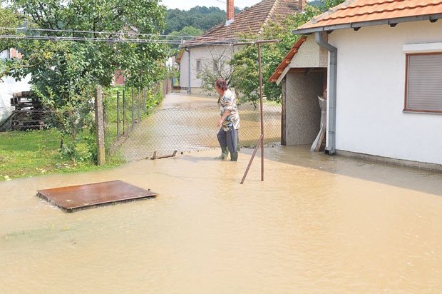 НЕВРЕМЕ ПРОТУТЊАЛО СРБИЈОМ: Поплаве у краљевачком крају, Пријепољу, Новом Пазару, гром погодио џамију, водопад у Тополи (ФОТО-ВИДЕО)