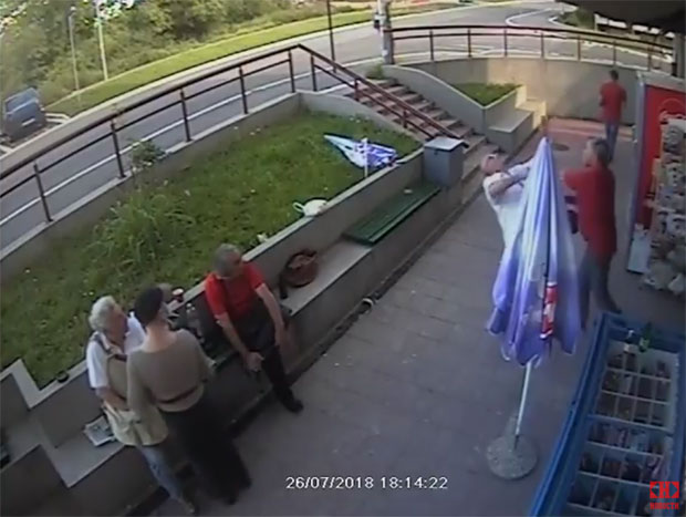 УЗНЕМИРУЈУЋИ СНИМАК: Човеку се боре за живот после нокаута!
