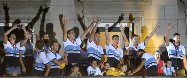 ДОЧЕК НА ШАМПИОНСКОЈ ТЕРАСИ: Овације за владаре Европе, без Олге на балкону (ФОТО / ВИДЕО)