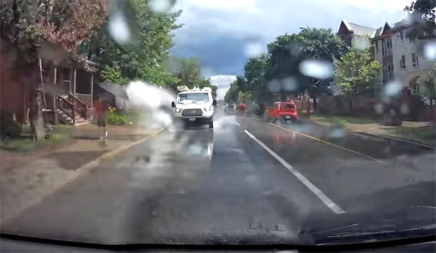 БОЛЕСНА ЗАНИМАЦИЈА: Возач комбија намерно иде преко бара и прска пролазнике (ВИДЕО) 