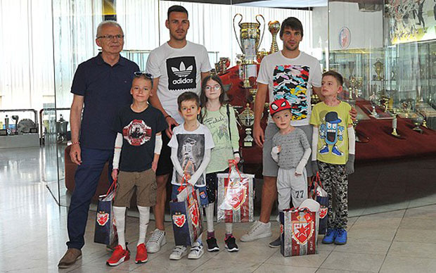 ФУДБАЛЕРИ ЗВЕЗДЕ АПЕЛУЈУ: Деци лептирима потребна помоћ