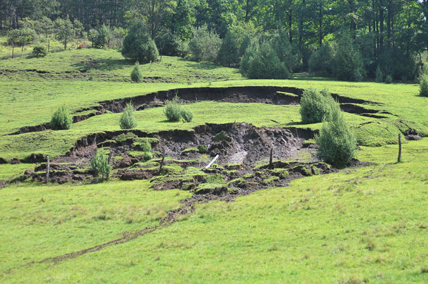 ПОСЛЕДИЦЕ НЕВРЕМЕНА: Оштећени чекају помоћ, ванредно стање у неким општинама