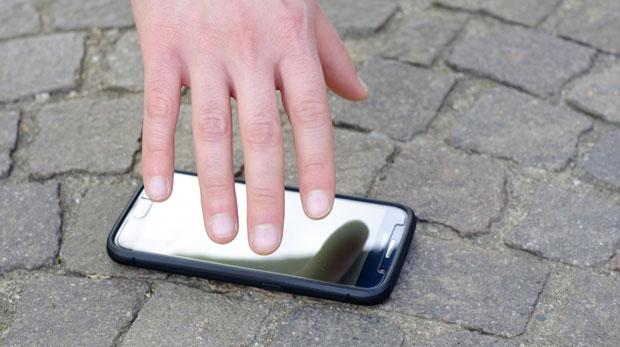 Покупио телефон који му испао на аутопуту, па погинуо