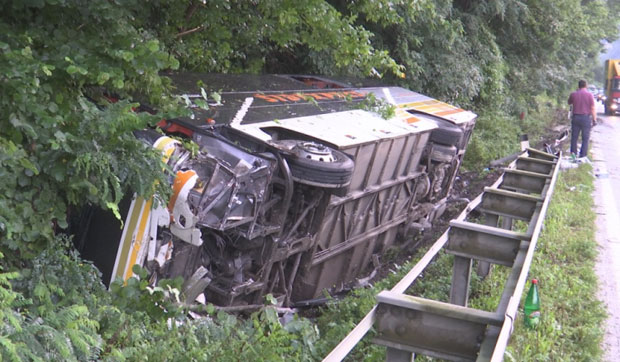 СУДАР АУТОБУСА И ДВА АУТОМОБИЛА: 21 повређен, 9 деце, аутобус се преврнуо (ФОТО / ВИДЕО)

