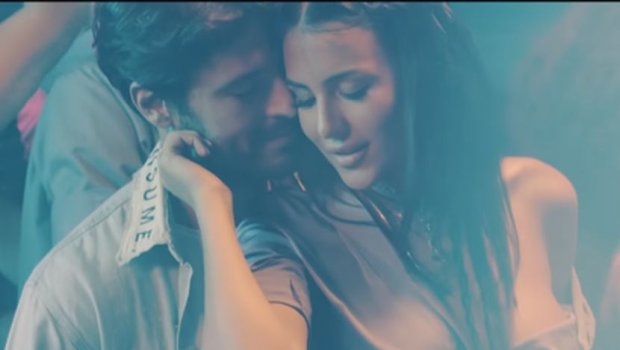 ЦЕЦИНА ЋЕРКА У ЗАГРЉАЈУ СЕКСИ МАНЕКЕНА: Послушајте прву песму Анастасије Ражнатовић! (ВИДЕО)