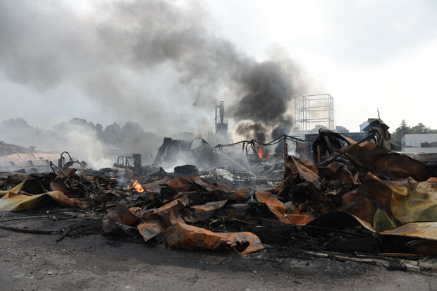 ПОЖАР У ЗЕМУНУ ЛОКАЛИЗОВАН: Четворо повређених, ватрогасци и даље на терену



