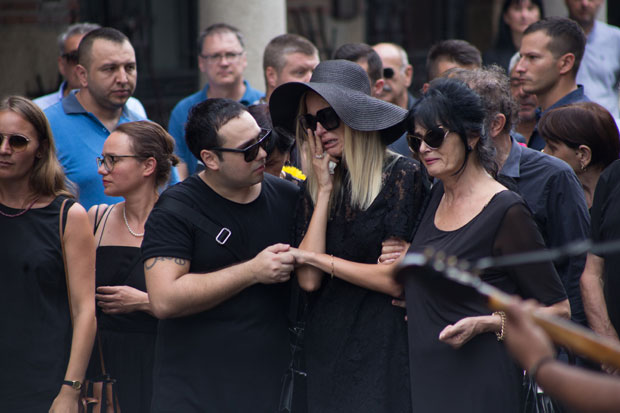 САЊА ПАПИЋ СЕ ЈЕДВА ДРЖАЛА НА НОГАМА: Огњановић сахрањен уз тамбураше (ФОТО)