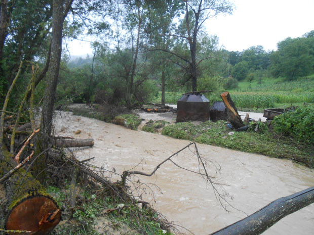 НЕВРЕМЕ У ВРАЊУ: Олуја носила путеве и мостове у Пољаници (ФОТО/ВИДЕО)