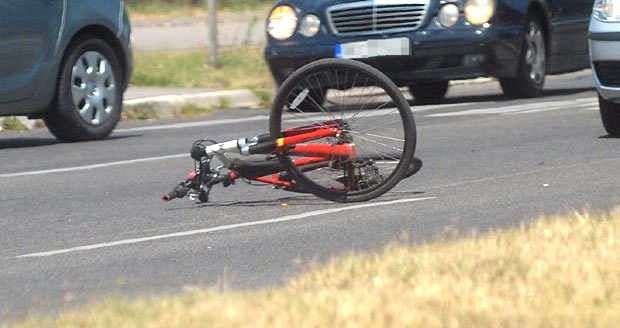 Ударио бициклисту, па побегао 