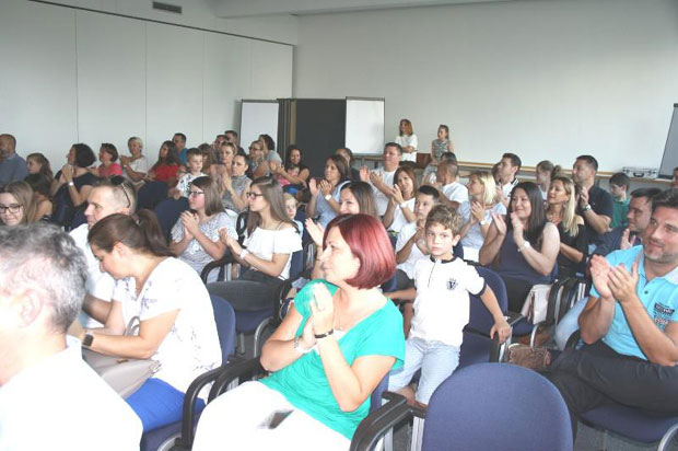 Драгуљи из школских клупа