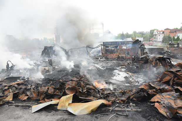 ПОЖАР У ЗЕМУНУ: Ватру ће гасити још два дана?