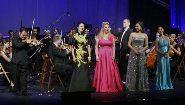 Гости из Њујорка и Пекинга запевали Тамо далеко