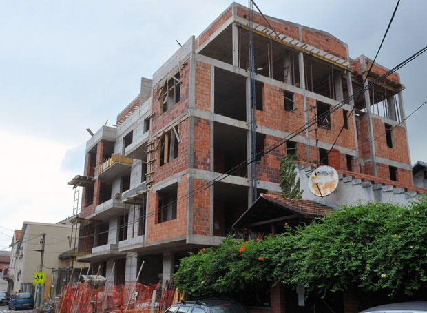 НЕСРЕЋА НА ЗВЕЗДАРИ: Радник пао са петог спрата, превезен у Ургентни центар (ФОТО)