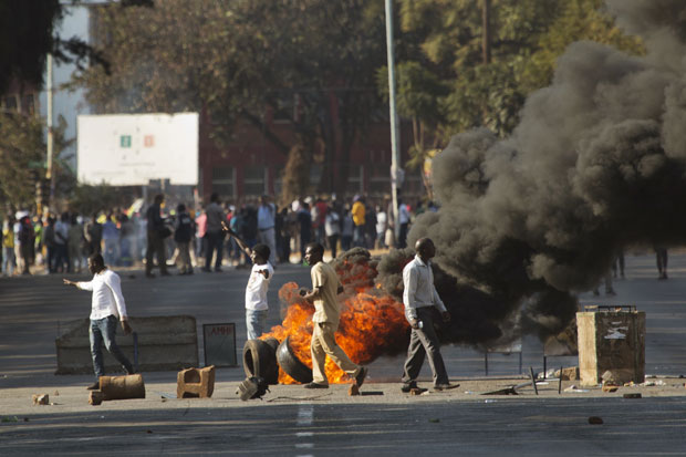 ХАОС ПОСЛЕ ИЗБОРА: Трупе и пуцњи на улицама престонице Зимбабвеа, протестанти растерани (ФОТО)