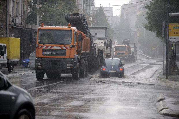 Провлачење између камиона