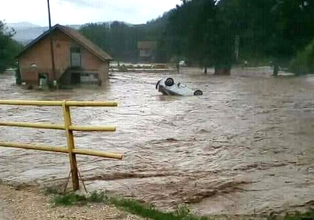 КАТАКЛИЗМА У ЖАГУБИЦИ: Људи на безбедном, стока се подавила (ВИДЕО)