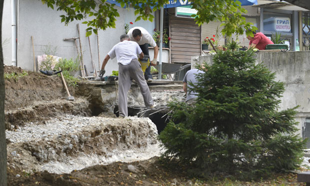 БЛОКИРАО ИЗГРАДЊУ ИНСТИТУТА: Ћевабџиницу руши или власник или инспекција
