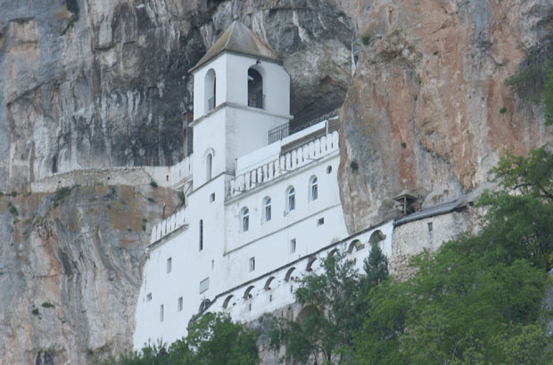 Црногорци за цркву гори и од Албанаца