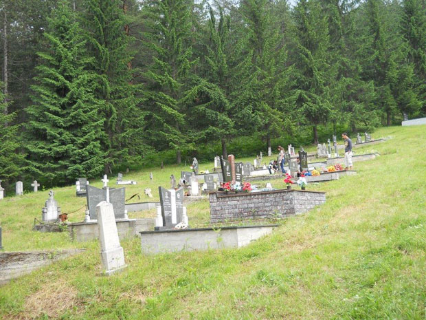 Порушили споменике