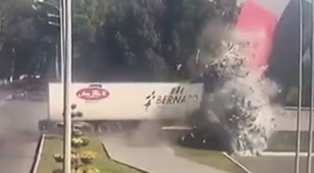 ЈЕЗИВ СНИМАК: Камион се у пуној брзини закуцао у споменик, кабина потпуно спљескана (ВИДЕО)