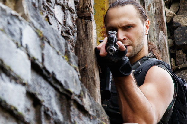 Пуцао из аутоматске пушке у центру села


