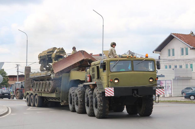 Кретање војника Кфора ка северу Косова