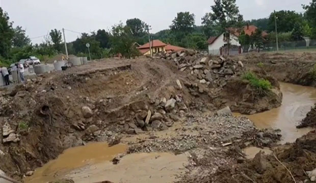 Бујице поново пресекле пут!