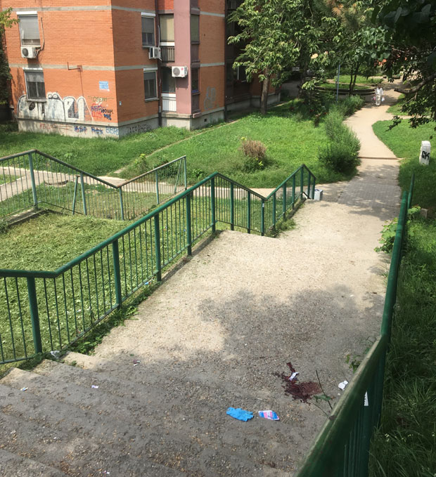 Рањен власник перионице, на њега пуцала жена са капуљачом! (ФОТО)