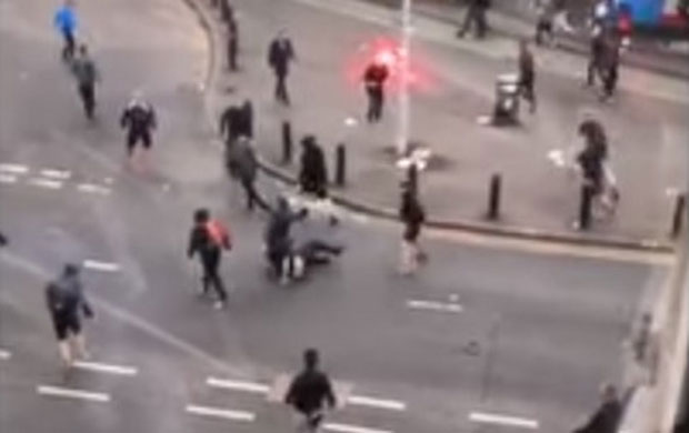 ХРВАТСКИ НАВИЈАЧИ ИЗБОДЕНИ У ГЛАЗГОВУ: Језиве сцене у Шкотској, масовна туча хулигана Осијека и Ренџерса (ВИДЕО)