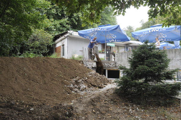 БИСТРО И ДАЉЕ КОЧИ ДЕДИЊЕ 2: Ћевап тера Бојића на штрајк глађу