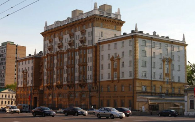 ШПИЈУНИ БЕЗ ПОКРИЋА: “Гардијан” на стражи због Рускиње у амбасади САД      