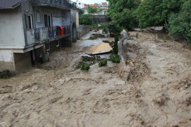ПОСЛЕ НЕВРЕМЕНА У СРБИЈИ: Вода се повлачи људи још стрепе


