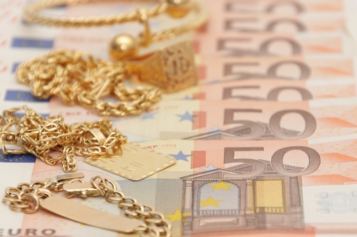 ДВА СРБИНА ПЉАЧКАЛА НА ЗАКИНТОСУ: Украли 7.000 евра, вредан накит, сат и телефон