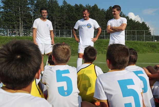 ПАНТЕЛИЋ И КИВУ НА КАМПУ ДЕКИЈА СТАНКОВИЋА: Клинцима, поред фудбалских, лекција о раду и стрпљењу