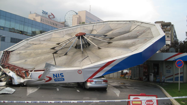 ОЛУЈА НАПРАВИЛА ХАОС: Кров бензинске пумпе пао на аутомобил у Новом Саду, возач у болници (ФОТО) 